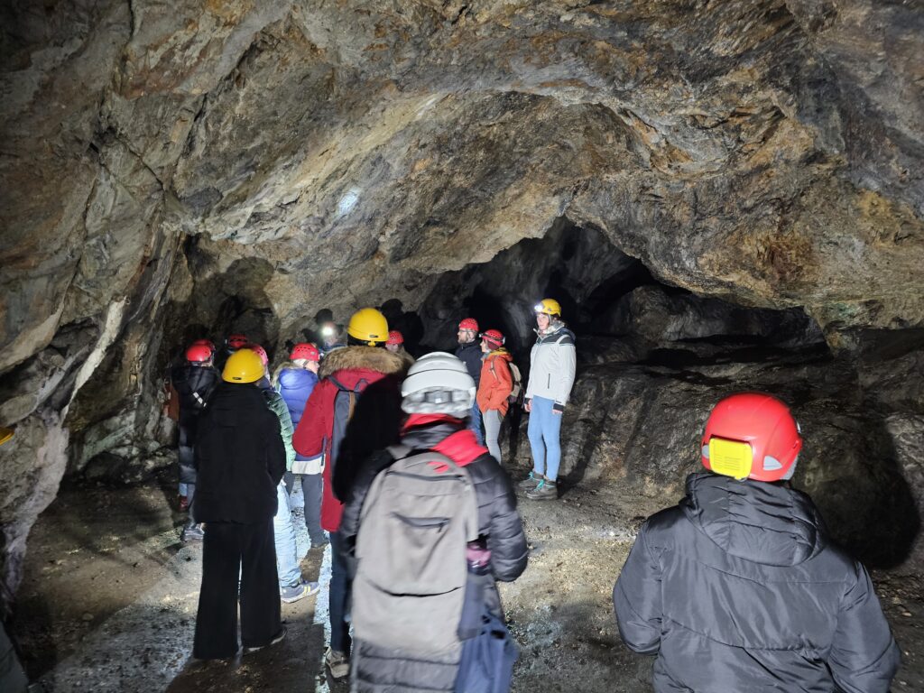 Besichtigung einer prähistorischen Grube im Schwazer Dolomit