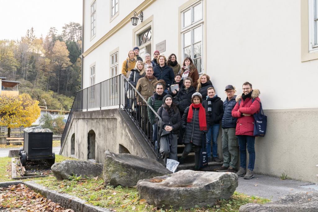 Die Teilnehmenden vor dem Museum in Brixlegg